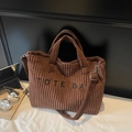 Kaffeebraune Cord-Tote-Bag mit gestickten Buchstaben und verstellbarem Gurt - Braun