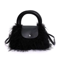 Bolso de peluche negro con solapa de cuero sintético y hebilla magnética de plata - Negro