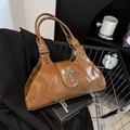Borsa a tracolla in pelle PU marrone lucida con ciondolo a croce e catena sottile - Marrone