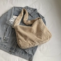Minimalistische beige corduroy draagtas met verticale streeptextuur op spijkerstof - Beige