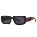 Occhiali da sole barocchi rettangolari con montatura nera e stanghette tartarugate rosse - Texture Nero Leopardato Lenti Grigie