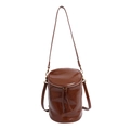 Bolso cubo minimalista marrón oscuro en cuero brillante con detalle cremallera borla - Caqui