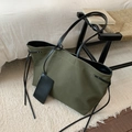 Bolso tote grande de lona verde oliva con correas de cuero negro y estuche - Verde