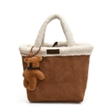 Bolso tote de ante marrón y borreguito blanco con un colgante de osito de peluche - Marrón con Colgante