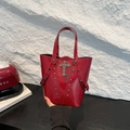 Borsa a secchiello in pelle lucida rossa con croce gotica e borchie in argento - Rosso