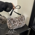 Borsa a spalla chic in pelliccia sintetica leopardata con catene argentate per l'inverno - Grigio