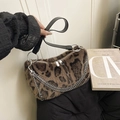 Borsa sottobraccio leopardata in ecopelliccia con tracolla in pelle e doppia catena - Marrone