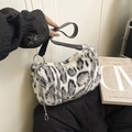 Borsa in ecopelliccia leopardata con catena argentata e manico in pelle nera chic - Bianco