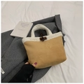 Khakifarbene Wildleder-Handtasche mit Lammfellbesatz und klassischem Knebelverschluss - Khaki