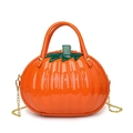Borsa a mano originale in pelle verniciata arancione a forma di zucca con catena - Arancione