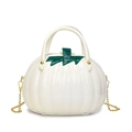 Borsa a mano bianca a forma di zucca in vernice con foglia verde e catena dorata - Bianco