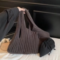 Bolso tote de punto marrón oscuro de gran tamaño con textura plisada y bolsa interior con cordón - Marrón
