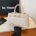 Borsa a mano intrecciata bianco crema con fibbia a X dorata e tracolla rimovibile - Bianco