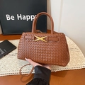 Borsa a mano marrone in pelle intrecciata con fibbia dorata e tracolla lunga regolabile - Marrone