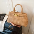 Elegante borsa a mano in pelle intrecciata beige con chiusura dorata e tracolla - Cachi
