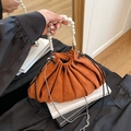 Plissierte Wolken-Beuteltasche in Karamell mit Perlengriff und Metallkette - Braun