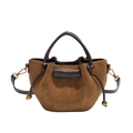 Braune Wildleder Handtasche in Halbmondform mit Ledergriff und goldenen Details - Wildleder / Braunes Wildlederimitat
