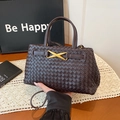 Borsa intrecciata marrone scuro con chiusura a X dorata e tracolla rimovibile - Marrone