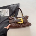 Dunkelbraune Leder-Handtasche mit goldener Schnalle und Wolkenfalten-Design - Braun