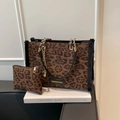 Leopard print shopper set met bijpassende etui en kettingriem op witte boekvoet - Bruin