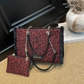 Bordeauxrode shopper set met panterprint, bontafwerking en een stijlvolle ketting - Rood