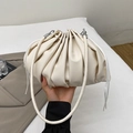 Schicke plissierte Wolken-Tasche in Beige aus Kunstleder mit feinem runden Schulterriemen - Beige