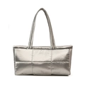 Metallic zilveren shopper met grote gewatteerde ruiten en een lichtgewicht donsontwerp - 48*11*22.5cm / Zilver