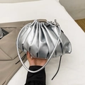 Silberne Cloud Bag in Metallic-Optik mit Falten-Design und feinem Tragegriff - Silber