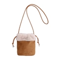 Minimalistische braune Wildleder-Beuteltasche mit cremefarbenem Kunstpelzbesatz - Braun
