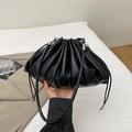 Elegante schwarze Falten-Cloud-Tasche aus weichem Leder mit Kordelzugverschluss - Schwarz
