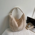 Schicke cremefarbene Webpelz Hobo-Tasche mit Ledergriff und goldenen Ringdetails für Damen - Beige