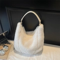 Plüschige weiße Hobo-Tasche mit Kunstfuchsfell-Textur und cremefarbenem Lederriemen - Weiß