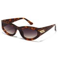 Detail einer Cat-Eye-Sonnenbrille in Schildpatt-Optik mit Verlaufgläsern und Goldakzenten - Leopardenrahmen Grau Verlauffarbe Linse