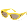 Moderne rechteckige Sonnenbrille in leuchtend gelbem Rahmen mit dunkelbraunen Gläsern - Gelber Rahmen Hellteefarbene Linse