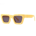 Moderne quadratische Sonnenbrille mit gelbem gelochtem Rahmen und grauen Gläsern - Gelber Rahmen Schwarzgrau (C3)