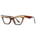 Retro Cat-Eye-Brille in Schildpatt-Optik mit goldenen Metallakzenten auf weißem Grund - Braun