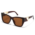 Modieuze schildpad zonnebril met goudkleurig metalen detail en bruine lenzen - Rood Frame Thee Glas (C7)