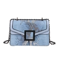 Bolso bandolera azul claro con efecto piel de serpiente y hebilla cuadrada negra - Azul