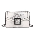 Bolso bandolera blanco con solapa de piel de serpiente gris y cadena metálica - Blanco