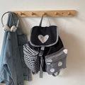 Mochila japonesa de lona en contraste con parche de corazón y bolsillos laterales de lunares - Negro
