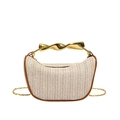 Detalle de bolso de paja tejida con ribete de cuero marrón y asa de metal dorado - Beige