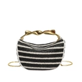 Primer plano de la textura tejida en blanco y negro y el asa de metal dorado del bolso - Negro