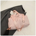 Rosa Nylon-Tragetasche mit Kordelzug auf grauem Sakko-Hintergrund mit verstellbarem Gurt - Rosa