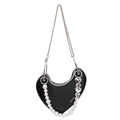 Sac bandoulière cœur noir en cuir avec chaîne de perles et détails cœur argentés - Noir