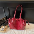 Glanzende rode draagtas met decoratieve strik en details met trekkoord in laklook - Rood