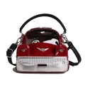 Bolso de mano con forma de coche rojo brillante y detalles decorativos de gato - Rojo