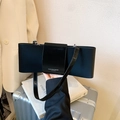 Borsa a spalla baguette nera chic con cuciture in vernice e dettaglio cinturino logo - Nero