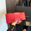 Elegante borsa baguette rossa a forma di fiocco in pelle opaca e fibbia in metallo - Rosso