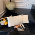 Elegante borsa a spalla in pelle bianca a forma di fiocco con catena in metallo - Bianco