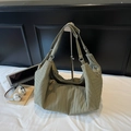 Olijfgroene nylon dumpling tas met plooien en verstelbare schouderband in groot formaat - Groen